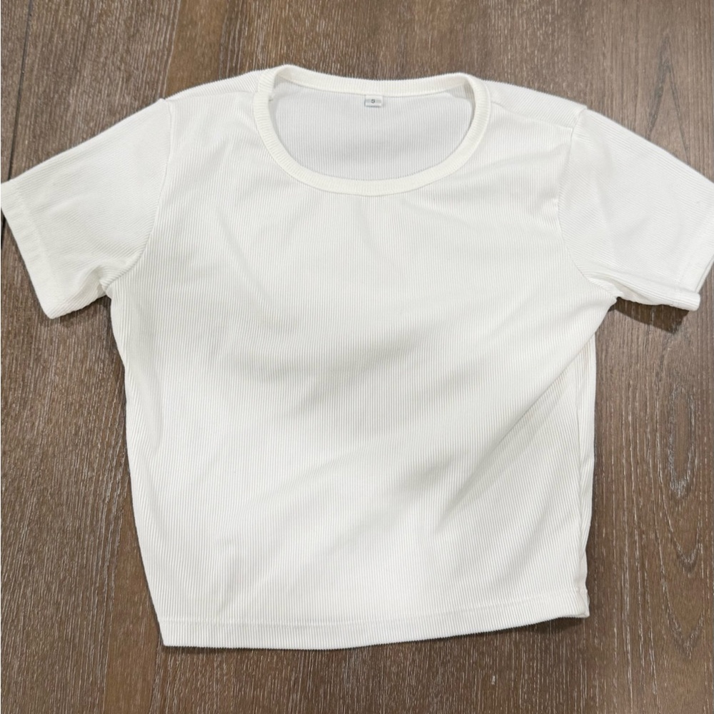 Casual Cropped White Ribbed Tee